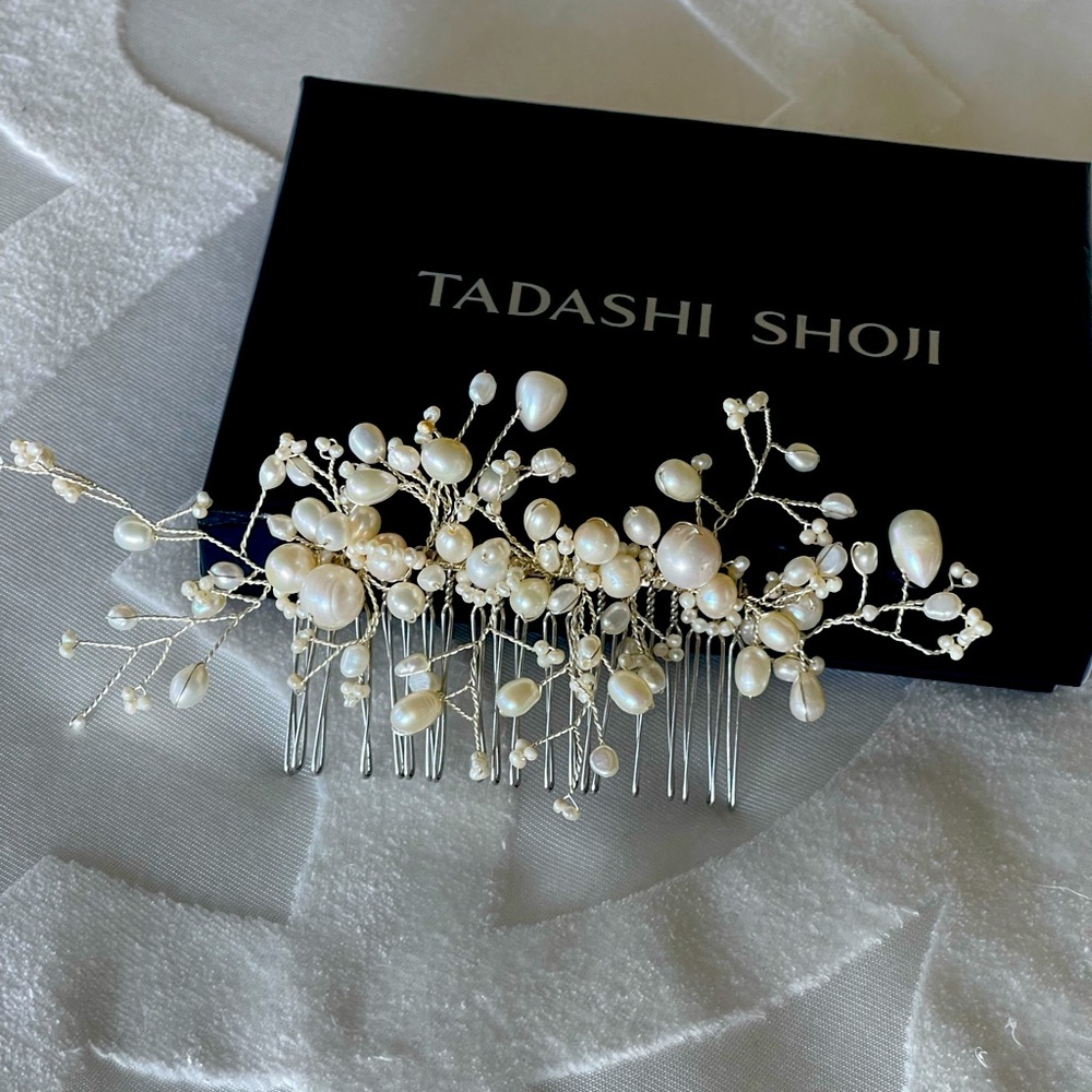 TADASHI SHOJI pearls headpiece adds a chic look for your special day.